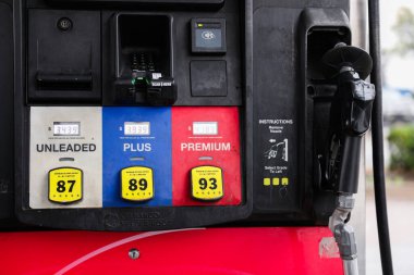 Benzin istasyonundaki yakıt hortumuna yakın çekim. Benzin istasyonu