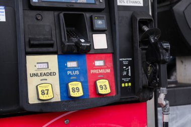 Benzin istasyonundaki yakıt hortumunun dikey görüntüsü.