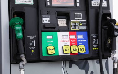 İstasyonda benzin pompası.