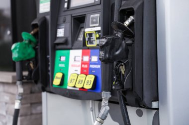 Benzin pompası enjektörü benzin istasyonunda.