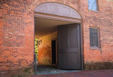 Kırmızı tuğla bir duvarın tuğla evi.