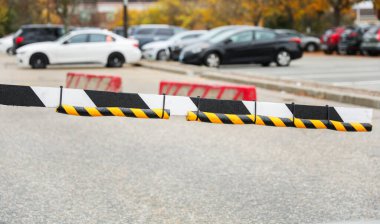 Yoldaki sarı ve kırmızı trafik konisi.