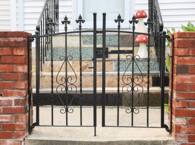 Modern bir binanın dekoratif kapısı.