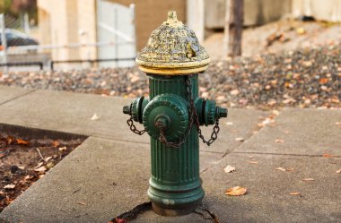 Sokakta yangın musluğu var.