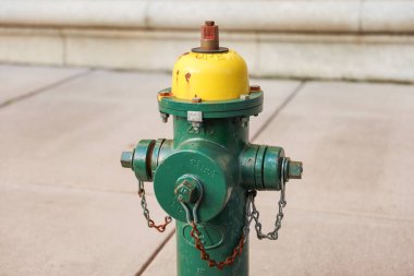 Sokakta eski bir su pompası