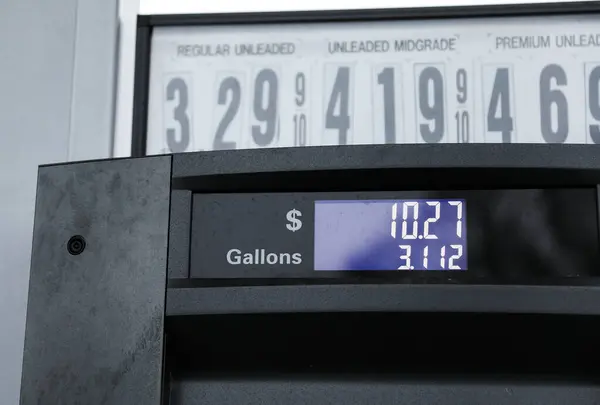 Benzin istasyonunun yakın görüntüsü