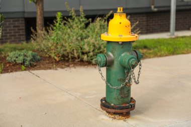 Sokakta yangın musluğu var.