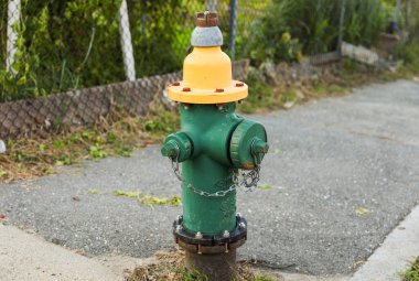 Sokakta yangın musluğu var.