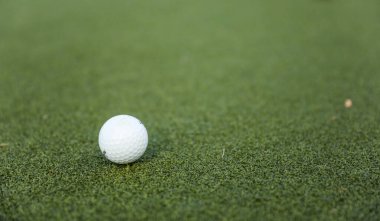 Yeşil çimlerin üzerinde golf topu