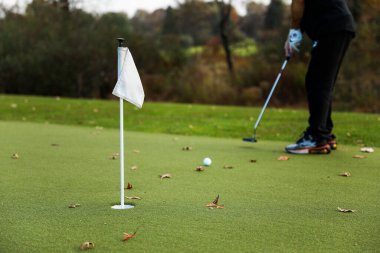 kadın golf oyuncu golf oynamak