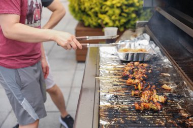 Şişte et ve sebzeli barbekü.