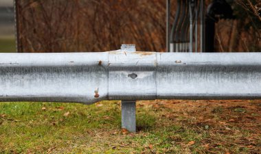 Metal saplı paslı metal çit.