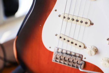 Beyaz arkaplanda gitar