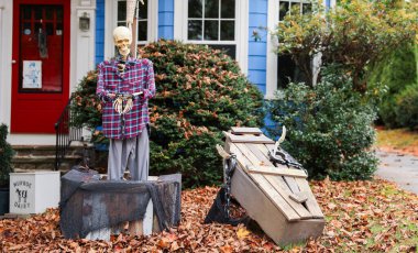 Tahtadaki Cadılar Bayramı balkabağının dikey görüntüsü.