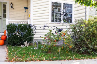 Metal zincirli ve çitin üzerinde zincirli bisiklet