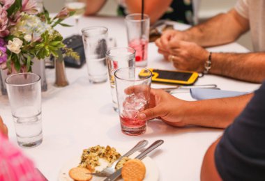 Masasında mumlar olan düğün pastası..