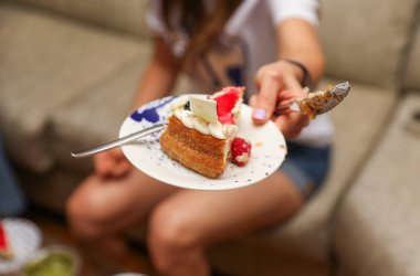 lezzetli pasta yiyen genç kadın
