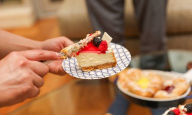 Adam bir tabak kek alıyor.