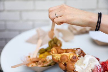 lezzetli dondurma yiyen kız