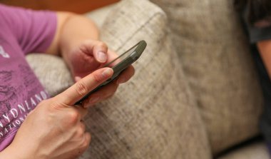 Cep telefonu kullanan kadın