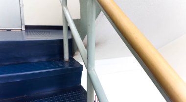 Merdivenler, asansör, asansör.