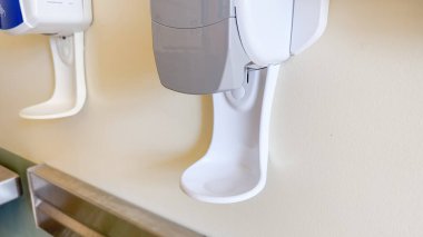 Hastane koğuşundaki beyaz tıbbi termometreyi kapat.