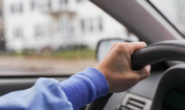 Adam el ele tutuşuyor.