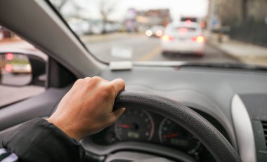 Araba şoförü direksiyonda. Sürücü yolda araba sürüyor, araba sürüyor..