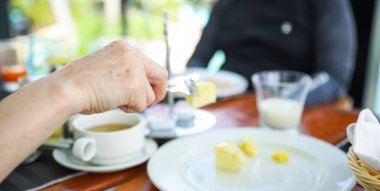 Kafede kahve içen yaşlı çift.