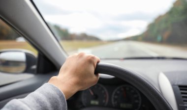 Adam yolda araba sürüyor, yolda gidiyor..