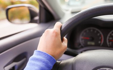 yakın - bir direksiyon otomobilinin