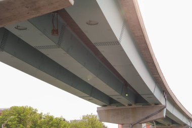 Nehrin üzerindeki köprü