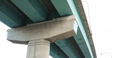 Mavi gökyüzünün altında beton yol köprüsü