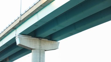 Mavi gökyüzü arkaplanlı çelik köprü