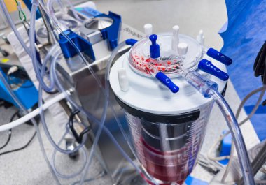 Laboratuvardaki laboratuvar asistanı. Laboratuvar asistanı kimyasal deneyi hazırlıyor..