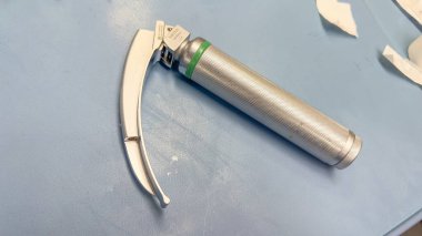 Beyaz arka planda mavi ve beyaz metal bir borunun yakın plan çekimi.