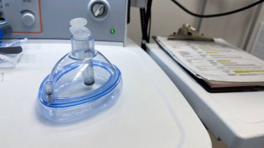 Kan damlası olan tıbbi laboratuvar asistanı.