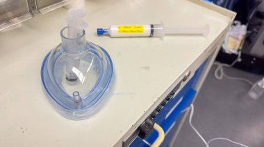 Tıbbi tüp ve tıbbi şırınga yakın çekim.