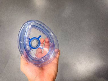 Plastik şişe tutan kadına yakın durun.