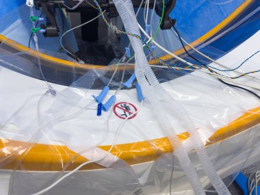 Yatağın üzerinde oksijen maskesi.