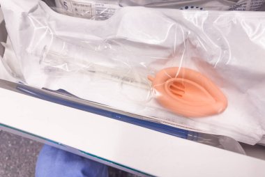 Doktor hasta için kısırlaştırma uyguluyor.