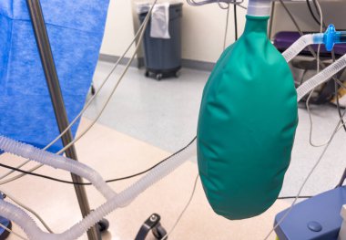 Doktor klinikteki hastayı ameliyat ediyor.