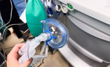 Hastanedeki hasta için oksijen maskesi.