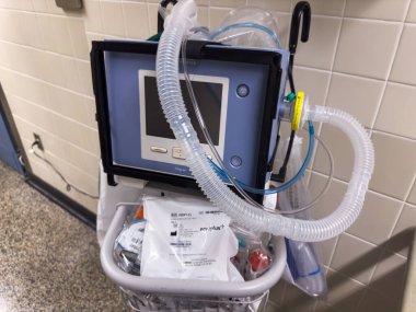 Hastane koğuşunda oksijen torbası