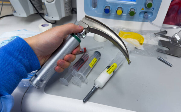 рука в медицинской стерилизации для хирургии