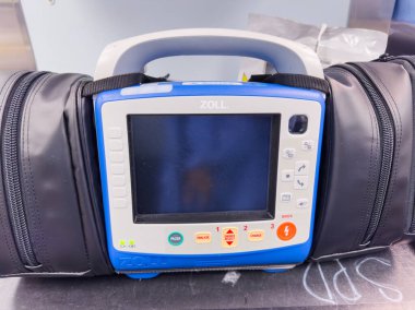 Siyah arkaplanı olan bir dijital aygıtı kapat