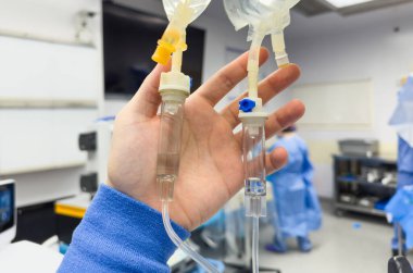 Hastaya tıbbi bir çözüm sunan doktorun ellerine yakından bakın..