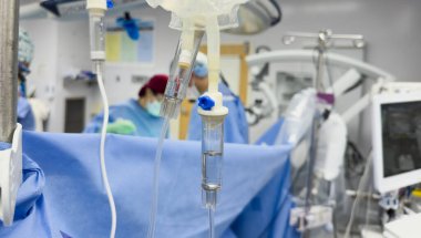 Modern bir ameliyathanede cerrahi cerrahi.