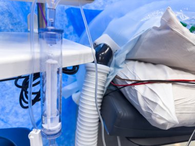 Yatakta oksijen maskeli hasta var.