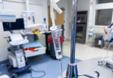 Odada boş tıbbi malzeme var.